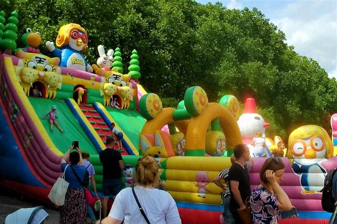 Długi weekend na Jasnych Błoniach. Jarmark Szczeciński przyciąga tłumy