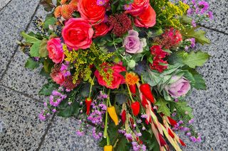 Chryzantemy wciąż drogie? Ekspert od kwiatów wyjaśnia, dlaczego ceny rosną i jak udekorować grób bez przepłacania