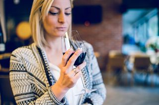 Niewielkie ilości alkoholu nie szkodzą? Badania pokazały, co robią z wątrobą