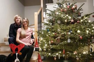 W święta Bożego Narodzenia przy schodach zawsze staje ogromna choinka!