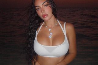 Narzeczona Cristiano Ronaldo w skąpym stroju biegała po plaży