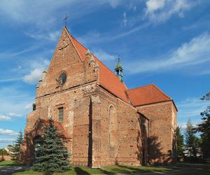 To jest najdalej wysunięta na zachód gmina w woj. lubelskim. Od Lublina dzieli ją około 80 km