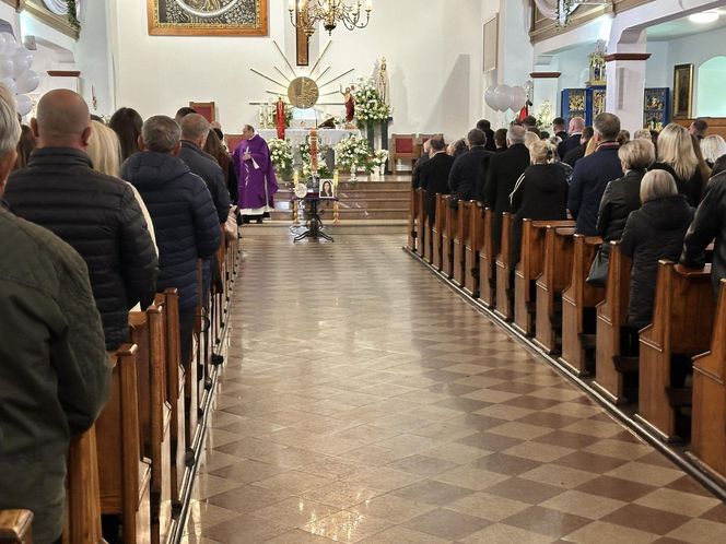 Tłumy na pogrzebie tragicznie zmarłej Mai. Kościół w Działdowie wypełniony po brzegi