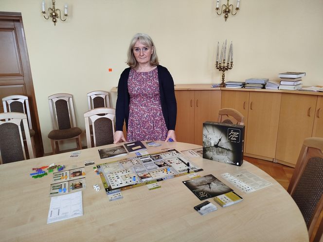 Planszówkę stworzyły Archiwa Państwowe, wykorzystując zbiory różnych placówek w Polsce, w tym także Siedleckiej.