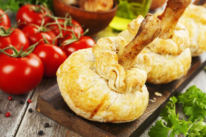 Pałki kurczaka w cieście francuskim: idealny przepis na imprezę