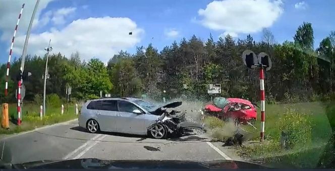 Policjanci ujawnili dramatyczne nagranie. Zderzenie trzech aut na przejeździe kolejowym