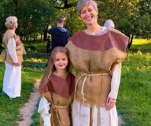 Na sygnale na planie. Anna (Lea Oleksiak)