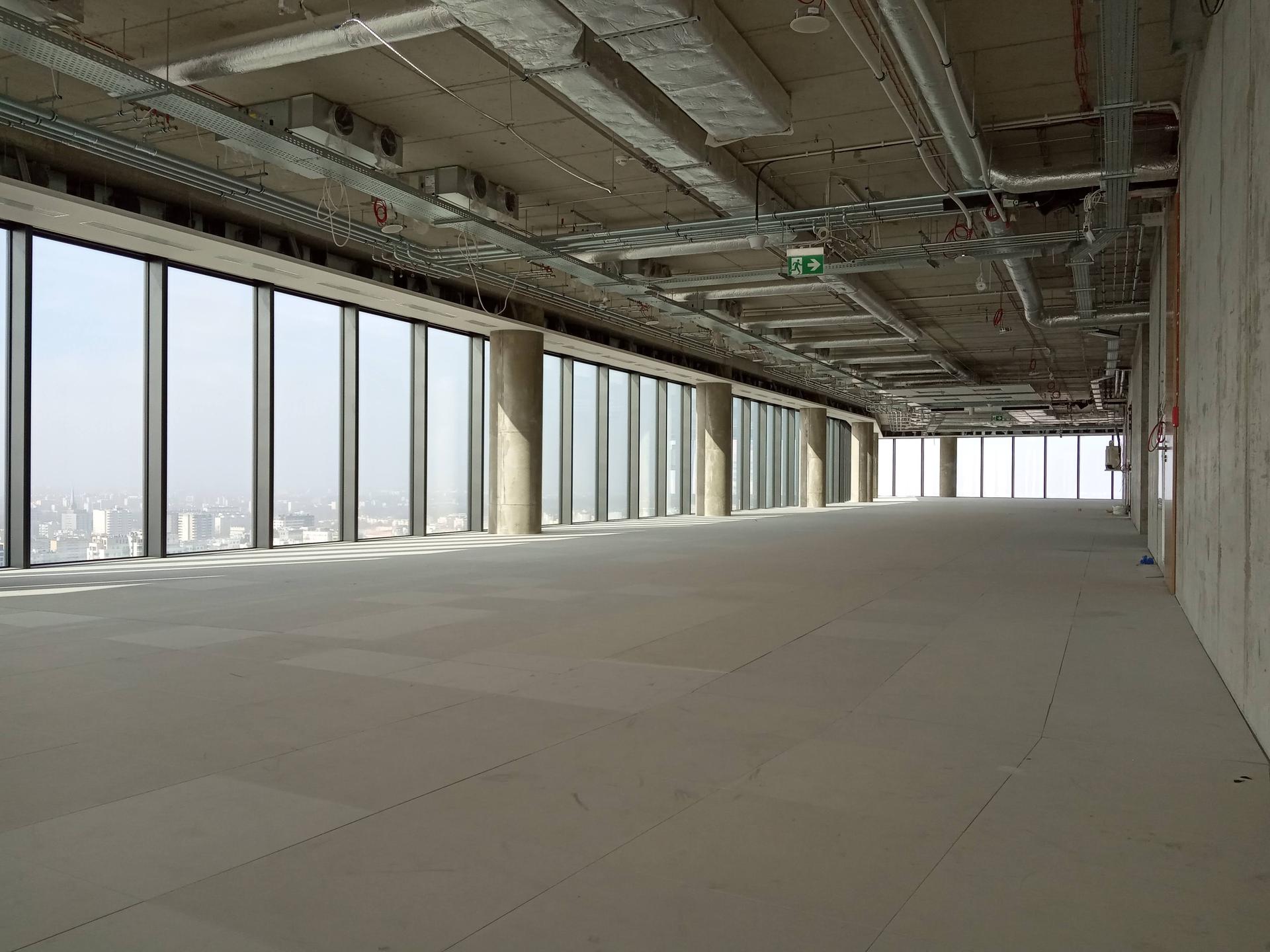 Skyliner w Warszawie: po wieżowcu oprowadza Michał Sadowski