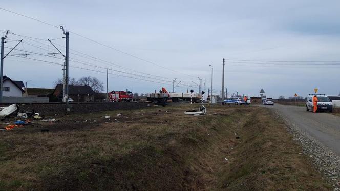 Tragedia na przejeździe kolejowym pod Rawiczem! Nie żyje kierowca ciężarówki [ZDJĘCIA]