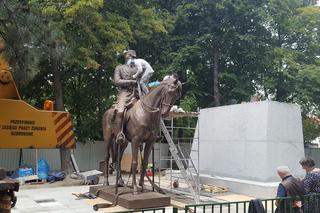 Trwa montaż pomnika marszałka Piłsudskiego