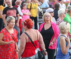 Potańcówka przed teatrem w Katowicach