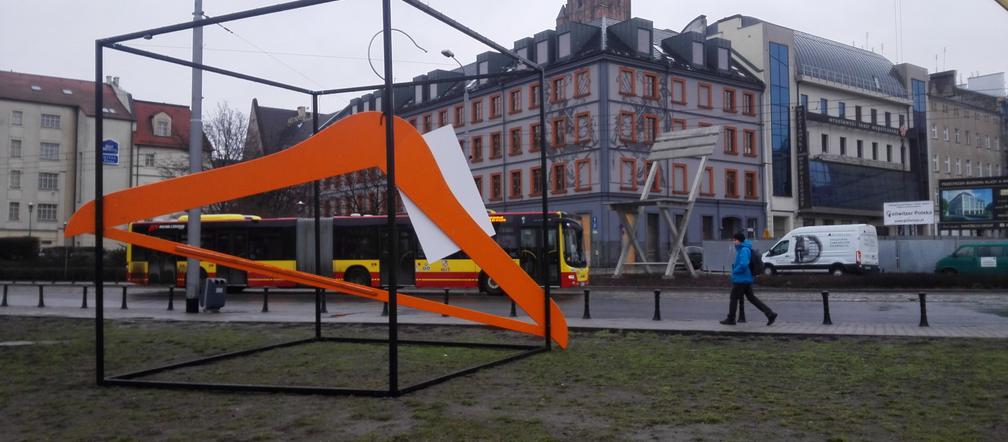 Gigantyczny wieszak w centrum Wrocławia