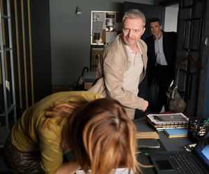 M jak miłość odc. 1874 po wakacjach. Kama (Michalina Sosna), Brzeziński (Grzegorz Kowalczyk), Jakub Karski (Krzysztof Kwiatkowski)