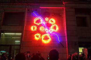 Nowy neon rozświetlił warszawskie ulice