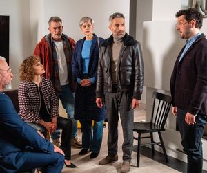 Na sygnale, odc. 722. Wanda (Anna Lemieszek), Anna Reiter (Lea Oleksiak), Wiktor Banach (Wojciech Kuliński), Benio (Hubert Jarczak), Dobromir Lisicki (Kamil Błoch), Romuald Lisicki (Paweł Lipnicki) - ojciec Wandy