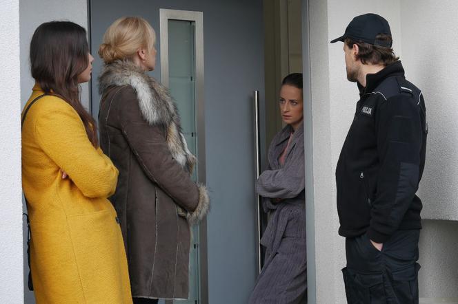Pierwsza miłość, odc. 3024. Ewa (Ewa Gawryluk), Kalina (Magdalena Wieczorek), Sabina (Urszula Dębska)