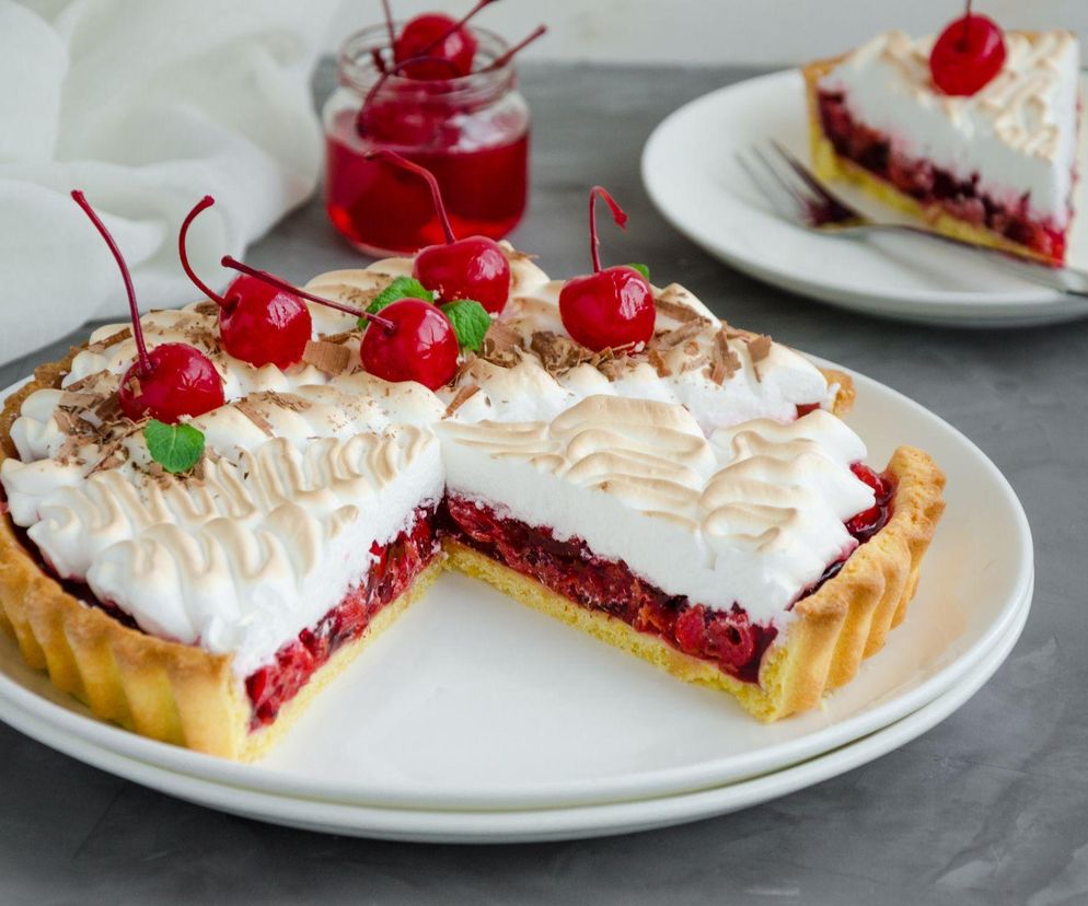 Obłędna tarta z czereśniami i bezą – kruchy spód, soczyste owoce, delikatna pianka