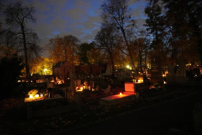 Tak wygląda Cmentarz Starofarny w Bydgoszczy po zmroku w przeddzień Święta Zmarłych. Zobacz zdjęcia