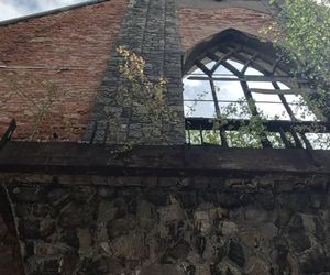 Porzucony kościół Salvatora na Dolnym Śląsku. Tajemnicza ruina w centrum miasta 