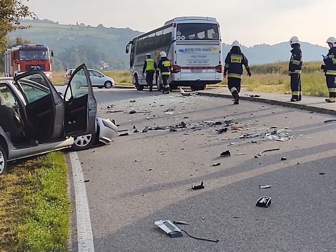 Wypadek w Tęgoborzy. Autokar zderzył się z osobówką. Dziecko trafiło do szpitala