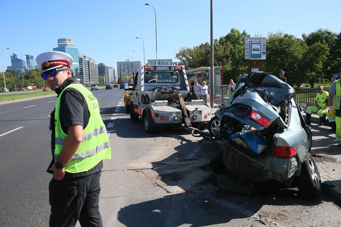 Wypadek w Alejach Jerozolimskich. Samochód uderzył w autobus. Kierowca osobówki nie żyje