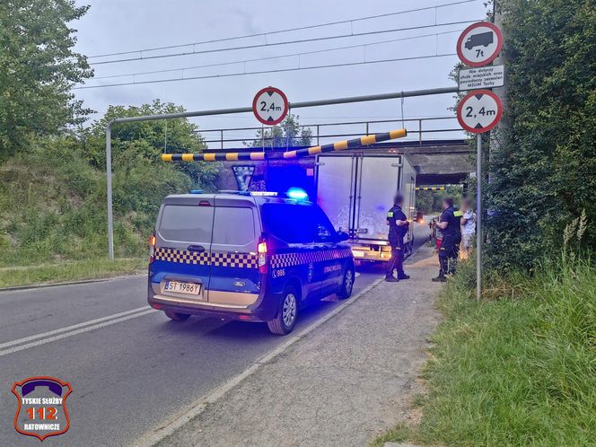 Kierowca dostawczaka utknął pod "wiaduktem głupców" w Tychach