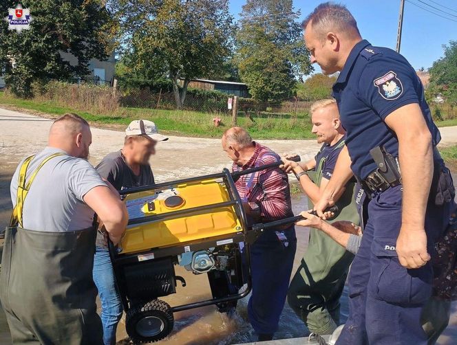 Policjanci z woj. lubelskiego pomagają mieszkańcom na Dolnym Śląsku