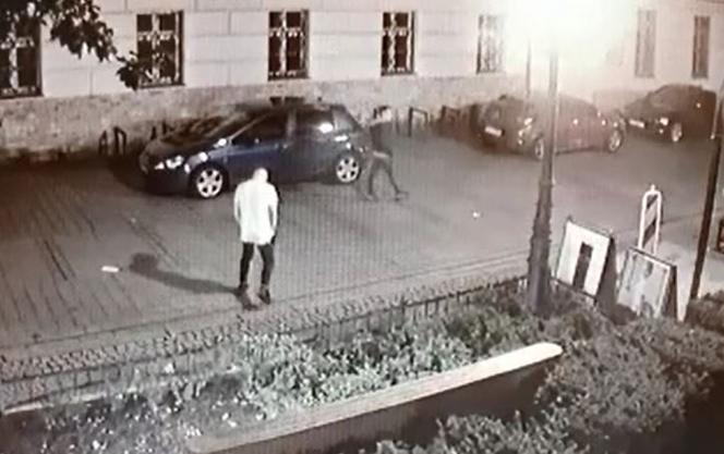 Tajemnicze plamy na koszulce Macieja Aleksiuka