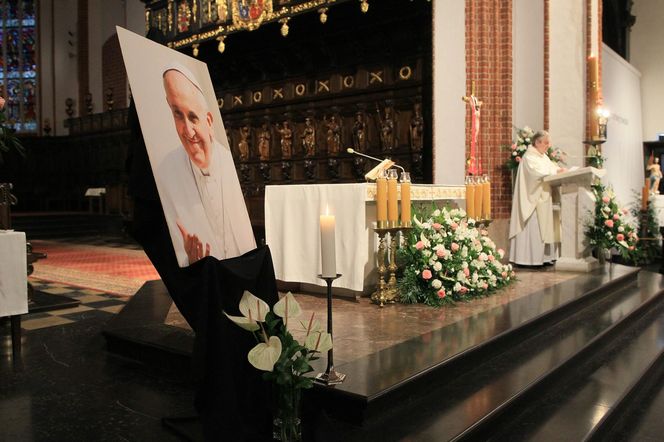Msza święta w Warszawie za zmarłego papieża Franciszka. Archidiecezja warszawska podała nową datę