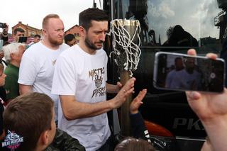 King Wilki Morskie Szczecin świętowały sensacyjny triumf w Energa Basket Lidze. Wielka feta z kibicami [ZDJĘCIA]