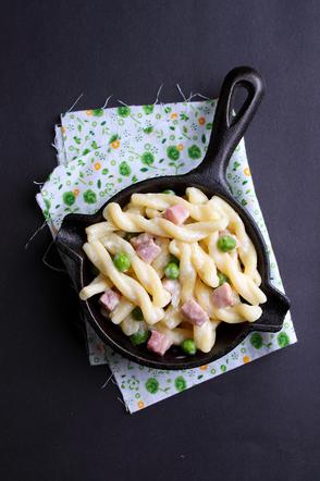 Makaronowa patelnia z szynką i zielonym groszkiem: przepis jak wykorzystać resztki [Obiad w 15 minut]