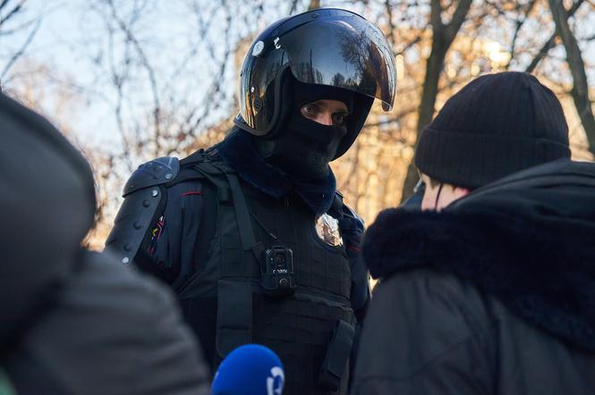 Rosyjska policja ściga 12-latka, bo zapytał w szkole o wojnę. Przyszli po niego do domu