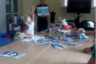 Dzieci na komendzie policji