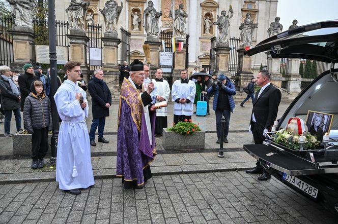 Pożegnali wielką damę polskiej kultury. Kidawa-Błońska przesłała piękny wieniec