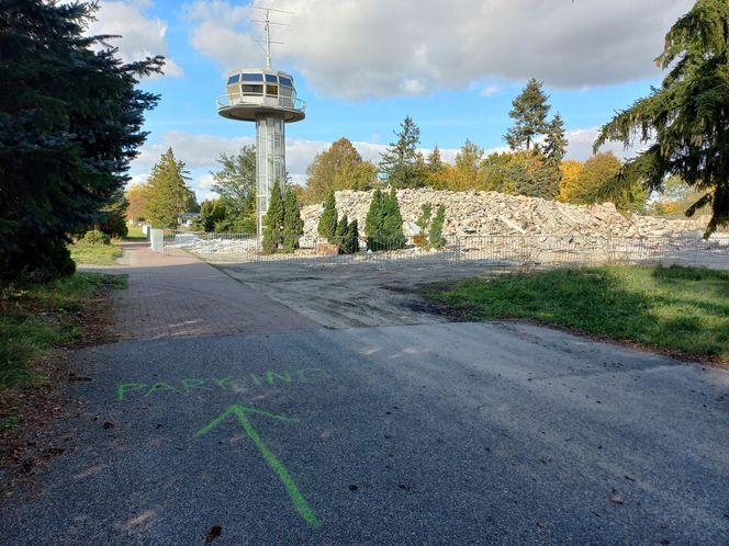 ​Koniec hotelu na lotnisku w Lesznie. Stary, zrujnowany obiekt został wyburzony