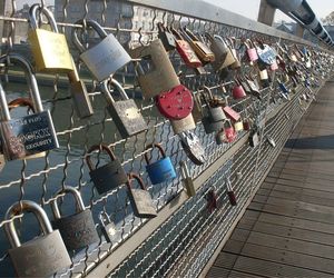 Jest decyzja w sprawie kłódek z kładki o. Bernatka. Krakowianie zyskają ławeczkę miłości 