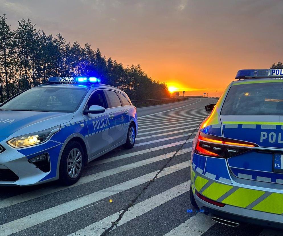 Jadąc z Nakielskiej nie dostosował prędkości i uderzył w zaparkowane auto. Policjanci szukają świadków tych wydarzeń 