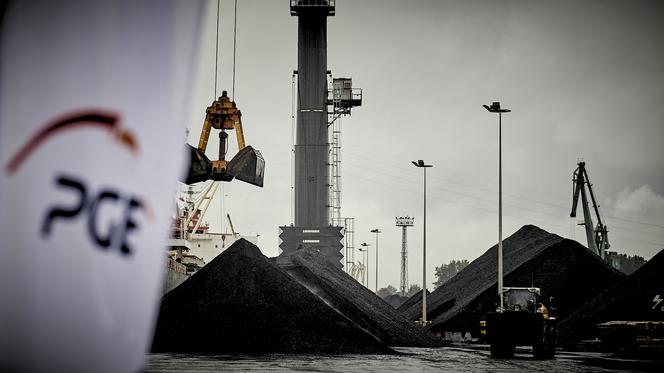Grupa PGE sprzedaje węgiel z importu 