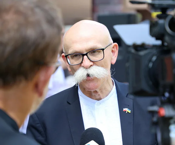 Zapłaci rodzicom z własnej kieszeni za urodzenie dziecka