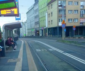 Niewidoczne tablice z przyjazdami tramwajów i autobusów