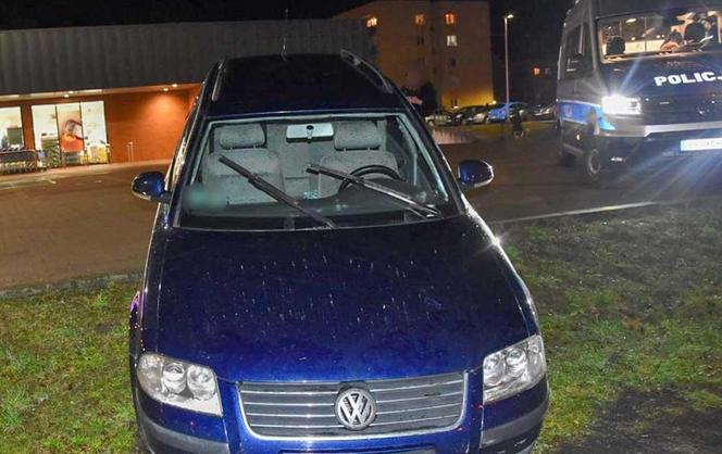 Przyjechał do marketu po alkohol i od razu go wypił. Po chwili zawiesił auto na skarpie