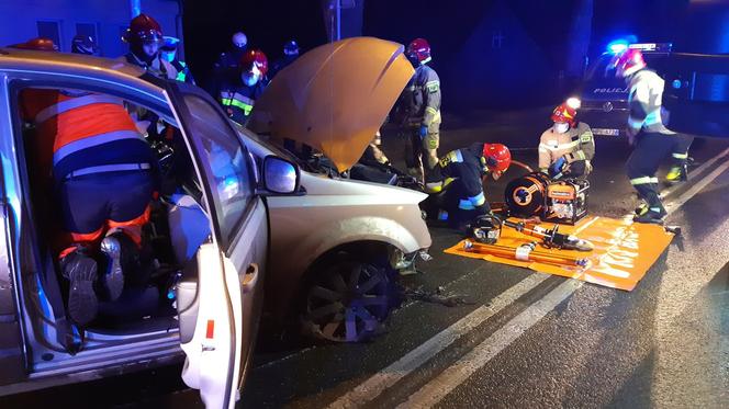 Zielona Góra. Pijany 17-latek zakleszczony w chryslerze! Jechał na samej feldze i bez świateł [WIDEO, ZDJĘCIA]