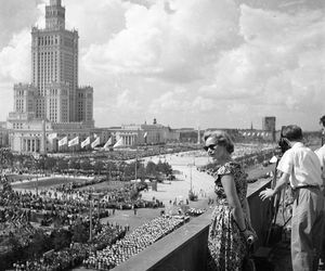 Czysty Pałac Kultury i Nauki w Warszawie - zobacz stare zdjęcia. Tak wyglądał bez warstwy brudu