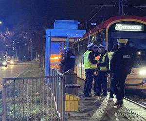 Wszedł na torowisko na czerwonym świecie. Przejechał go tramwaj. Zginął na miejscu