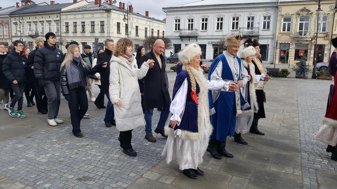 Maturzyści z Nowego Sącza zatańczyli poloneza na Ryku 