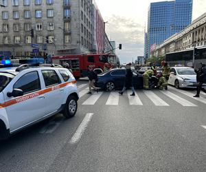 Dramatyczny wypadek w Śródmieściu! Osobówka i autobus roztrzaskane