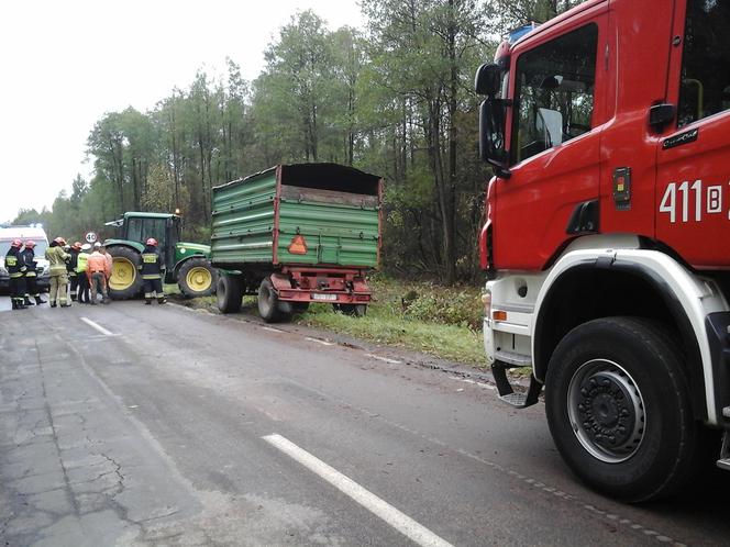 Volkswagen zderzył się z traktorem. Dwie osoby ranne 