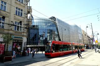 Pijany mężczyzna wpadł pod tramwaj w centrum Katowic. Został zabrany do szpitala 