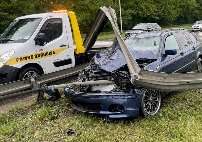 Trójka rannych po wypadku na Wale Miedzeszyńskim. „Popisywał się, próbował driftować”