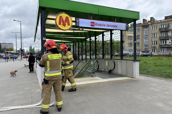 Pożar w metrze! Ewakuacja pasażerów, 5 stacji zamkniętych